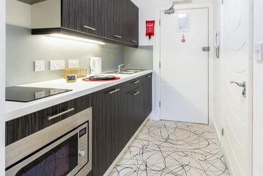 1 bed studio, Queens Terrace, City Centre, Southampton, SO143LR - Image 3